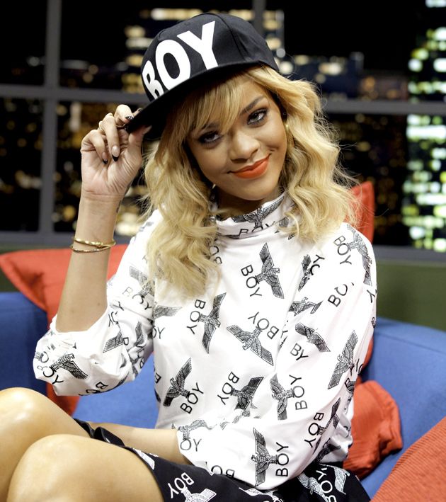 Rihanna mostrando un look audaz con una gorra plana.